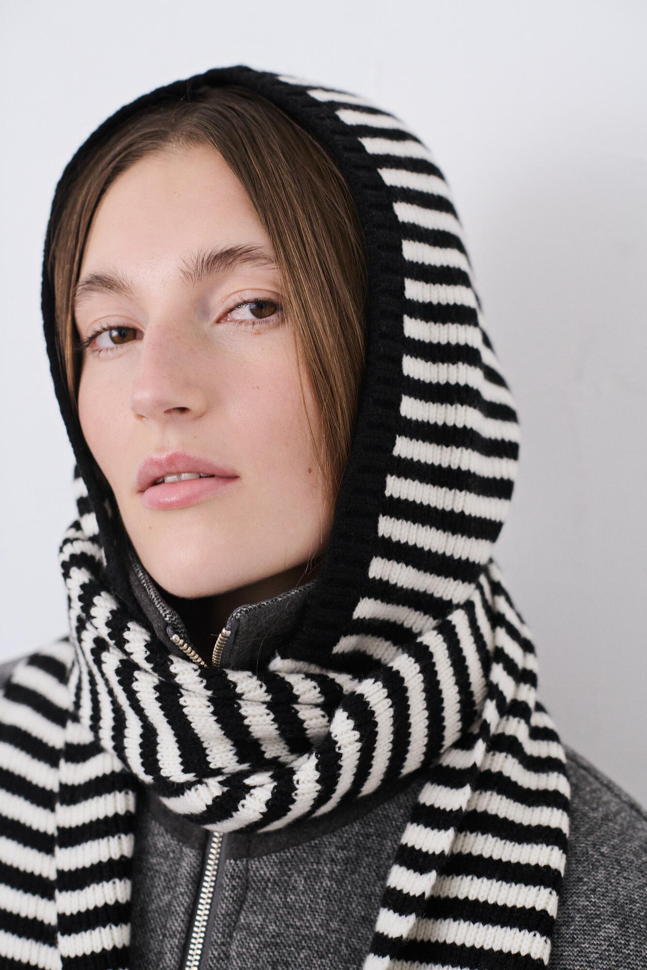 One Wool Freja Hooded halstørklæde – Black/Vanilla Ice